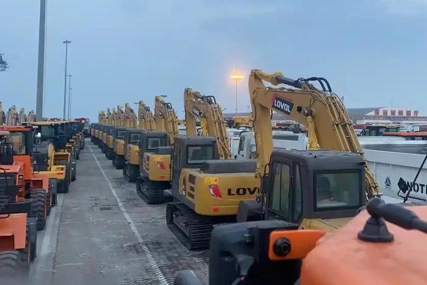 湖北某機械廠200臺電動挖掘機高效出口印尼